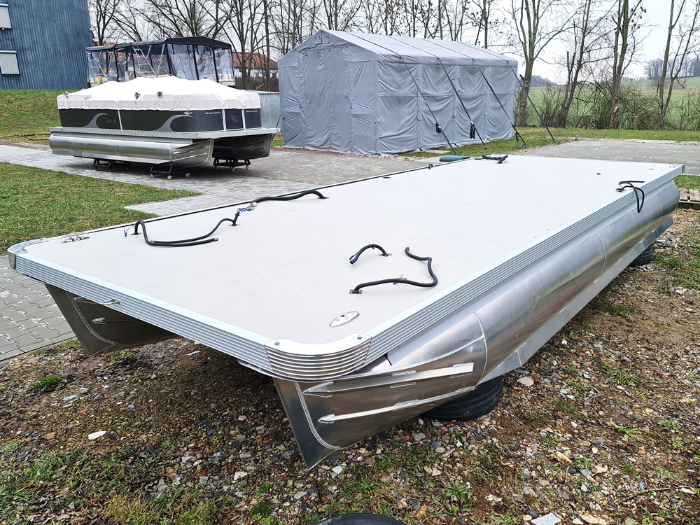 Leere Plattform eines Pontoon Bootes