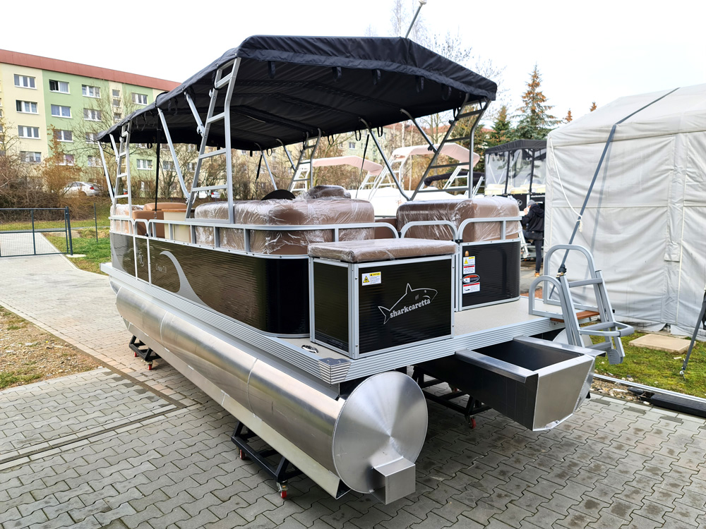 Fertiges Boot von hinten mit aufgebautem Bimini Sonnenverdeck über das gesamte Boot